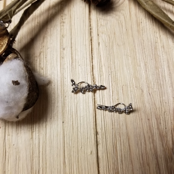 🌿🌿Gorgeous Leaf Ear Climbers in SILVER 🌿🌿 - Picture 10 of 12